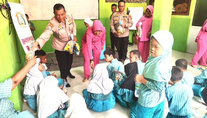 Gizi Optimal untuk Generasi Emas: Polsek Cibeber Salurkan Makanan Bergizi Gratis di Sekolah Kebutuhan  Khusus Tri Dharma