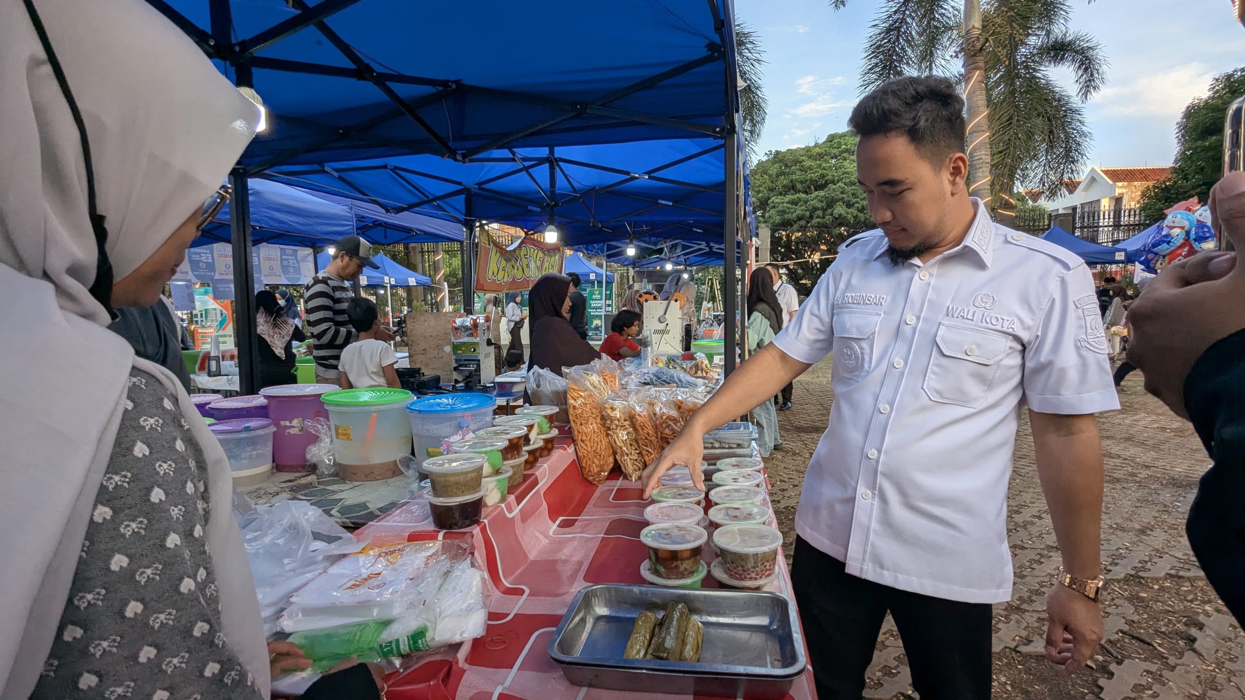 Wali Kota Cilegon, Robinsar, sedang melihat beragam dagangan UMKM di Festival Ramadan, sambil menikmati suasana ngabuburit.