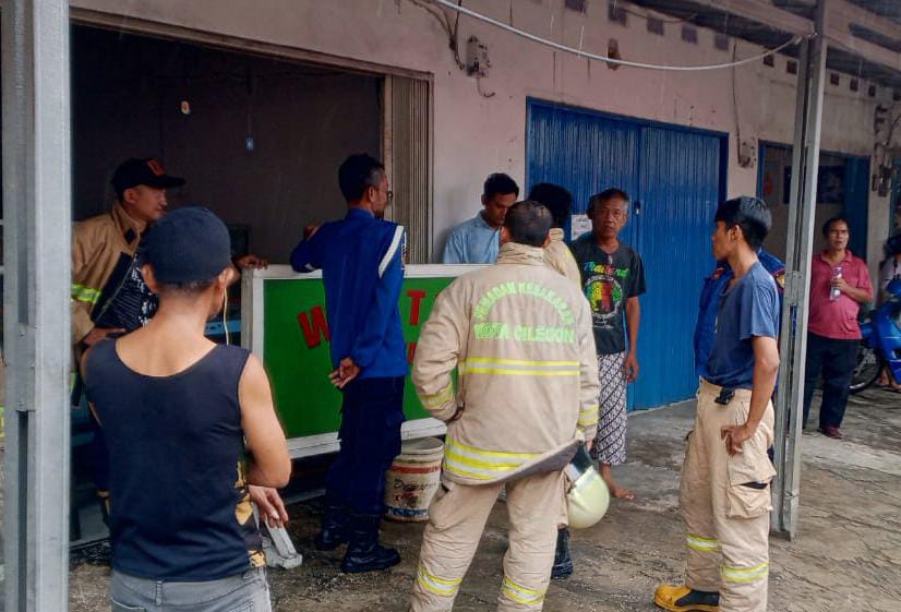 Petugas Damkar dan polisi di lokasi kebakaran warteg milik Roni di Link. Rokal Barat, Jombang Wetan, Cilegon, Selasa pagi, 15 April 2025.