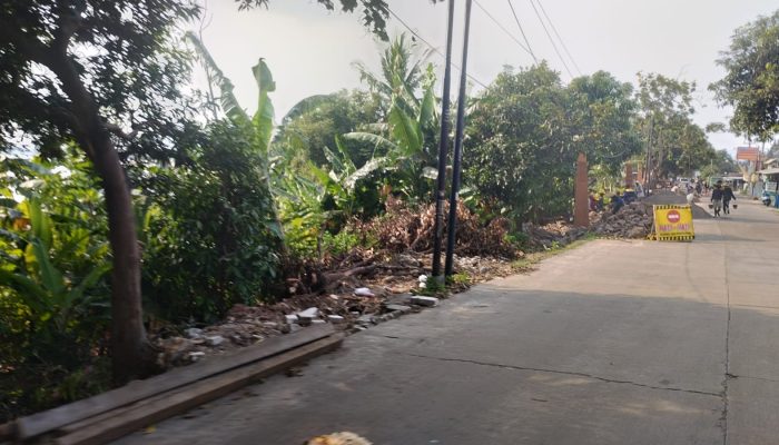 Tumpukan Material Proyek PT KTI Ancam Pengguna Jalan, Aktivitas Warga Terhambat