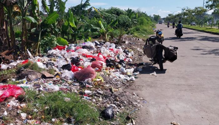 Sampah Menumpuk di Jalan Bonakarta, Pengawasan DLH Dipertanyakan