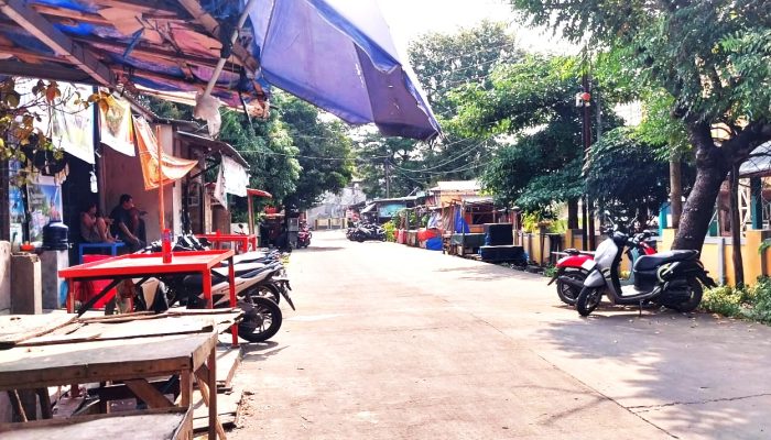Semrawut , Lapak Liar Gerogoti Saluran Air di Sisi Pasar Blok F Cilegon