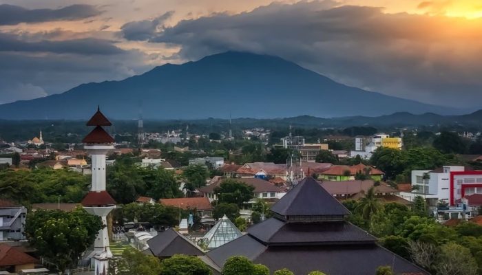 Legenda Asal Usul Gunung Karang Banten – Mitos, Misteri, dan Pesona Abadi
