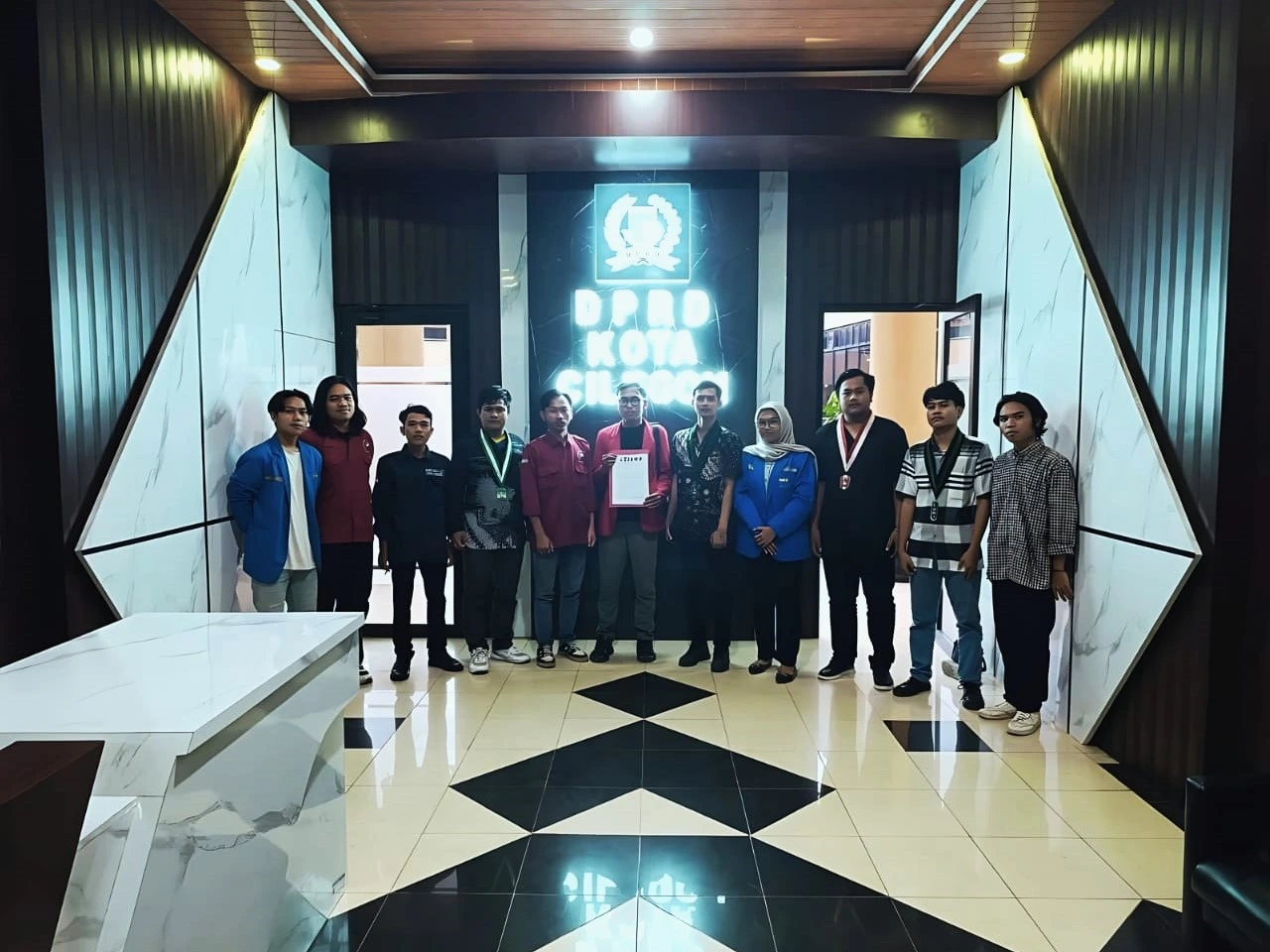 Forum Mahasiswa Cilegon menyampaikan surat terkait Pokir dan LPJ kegiatan DPRD Kota Cilegon.Foto:ist