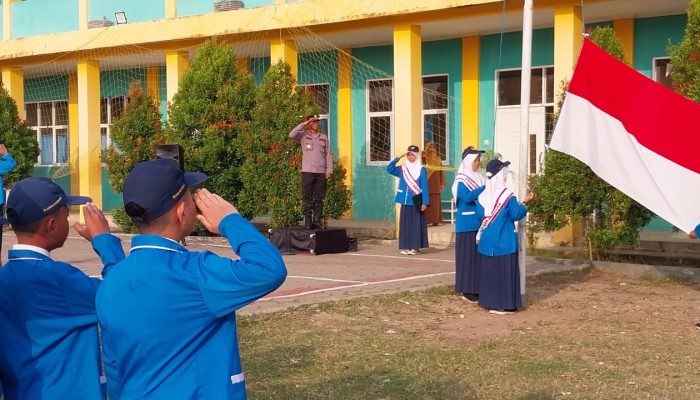 Narkoba hingga Medsos, Pesan ‘Jleb’ Kapolsek Saat Pimpin Upacara di SMPN 12 Cilegon