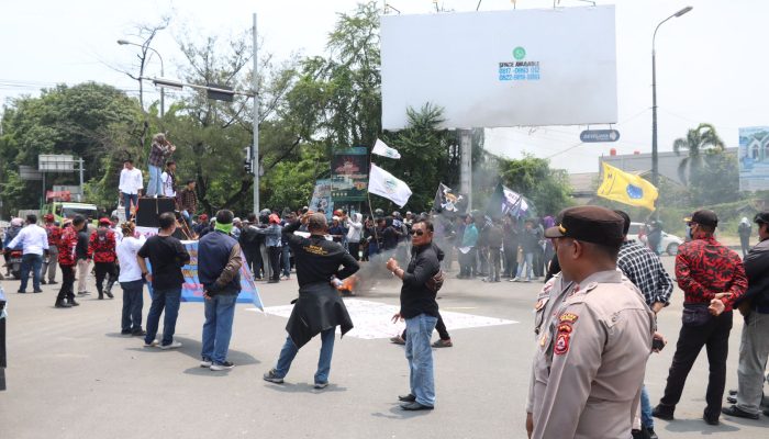 Tolak Truk ODOL, Warga dan Mahasiswa Kramatwatu Blokade Jalan Lingkar Selatan Serang-Cilegon