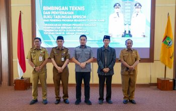 Wali Kota Cilegon Robinsar bersama Setda Maman Mauludin, Kabag Kesra Rahmatullah, berfoto bersama sebagai simbol komitmen Pemkot Cilegon dalam memperluas akses pendidikan bagi generasi muda..Foto:IST