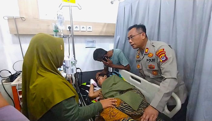 Disambar Petir di Tepi Sawah, Bocah 10 Tahun Terbaring Lemah, Kapolsek Cibeber AKP Atep Mulyana Sambangi Korban