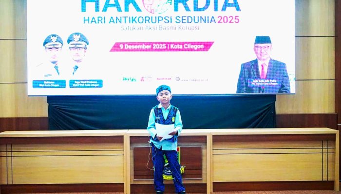 Siswa SD “Sentil” Pejabat Cilegon, Suasana Hari Antikorupsi Dibuat Termenung Puisi “Di Negeri Amplop”