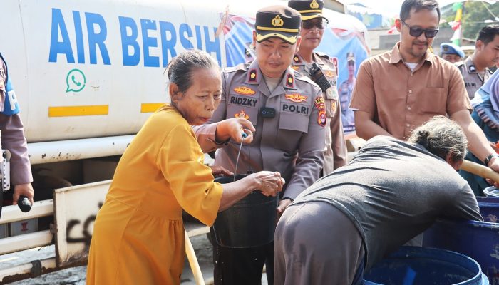 Krisis Air, Polres Cilegon Salurkan 16 Ton Air Bersih ke Warga Pulomerak