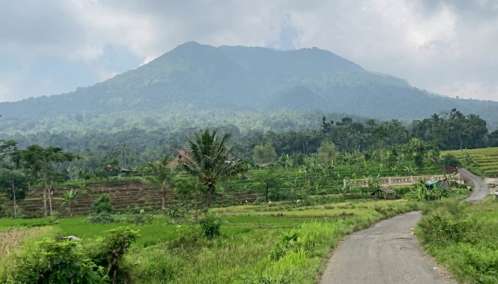 Sejarah Lengkap Gunung Pulosari, Dari Brahmana Kandali hingga Temuan Arca Hindu