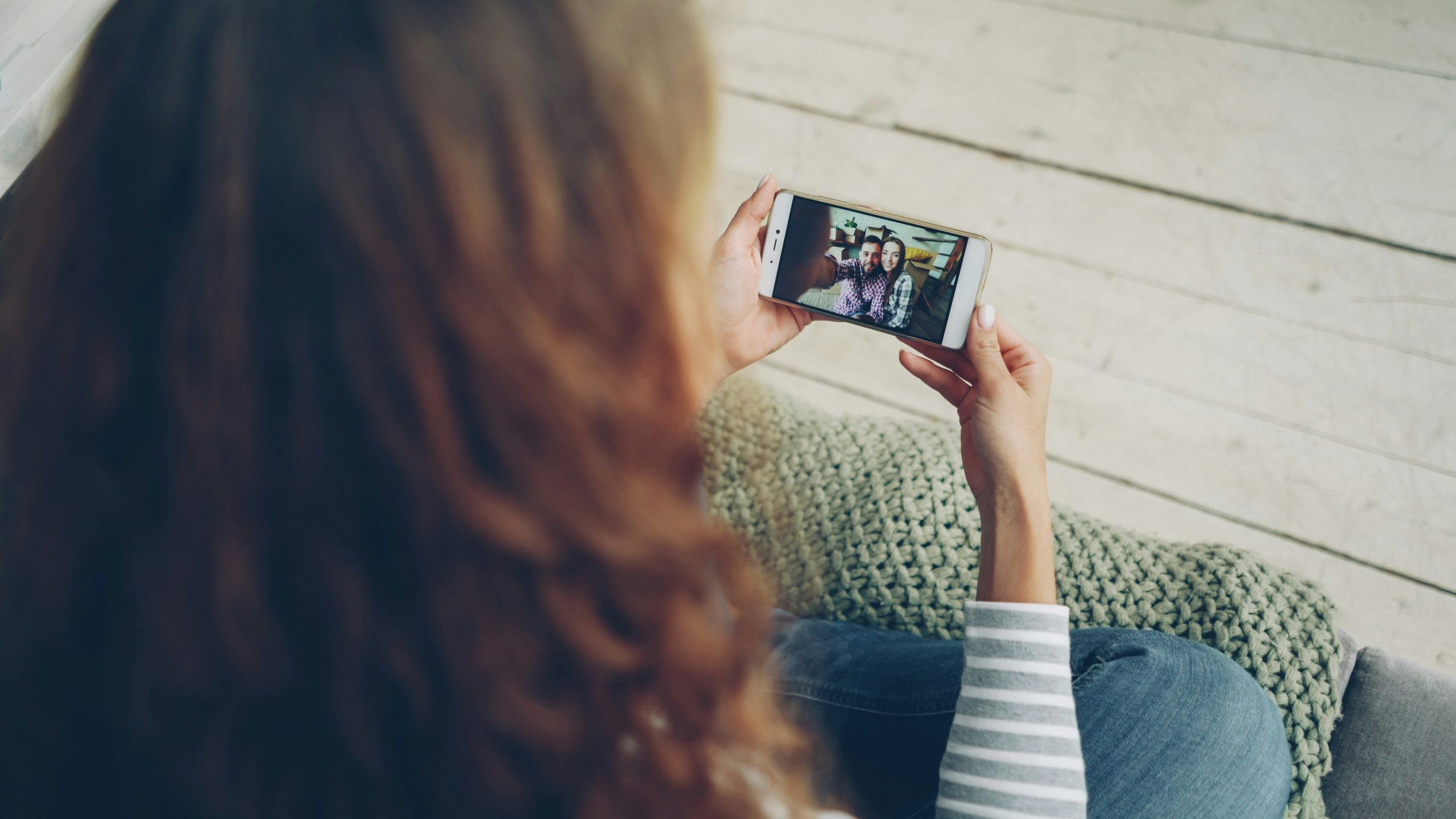 Ilustrasi LDR bikin hubungan lebih berkualitas pasangan tersenyum saat video call jarak jauh