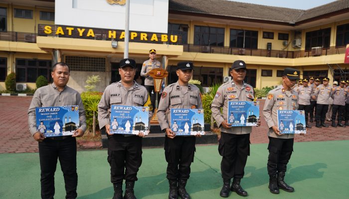 Sebelum Pindah Tugas ke Serang, AKBP M.Probandono Bobby Danuardi Beri Hadiah Umrah ke Personel Polres Cilegon