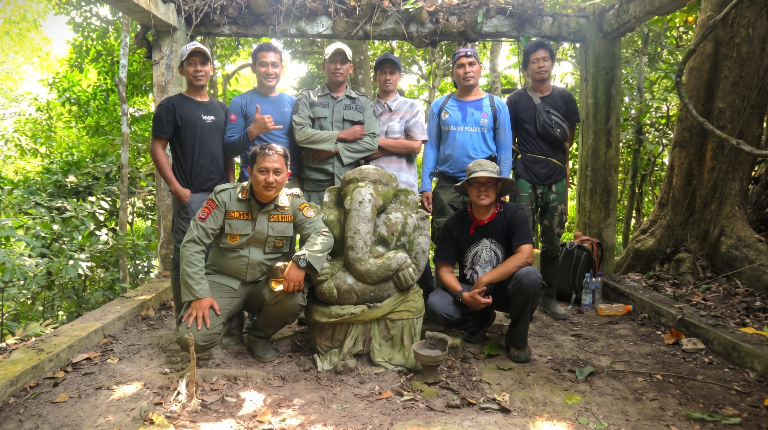 Foto : Petugas Taman Nasional Ujung Kulon bersama Tim Sebarindo menelusuri jejak keberadaan Arca Ganesha. | Sebarindo.com